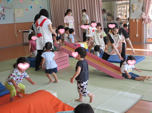 滑り台やマットの山、跳び箱jジャンプを楽しむ1・2歳児