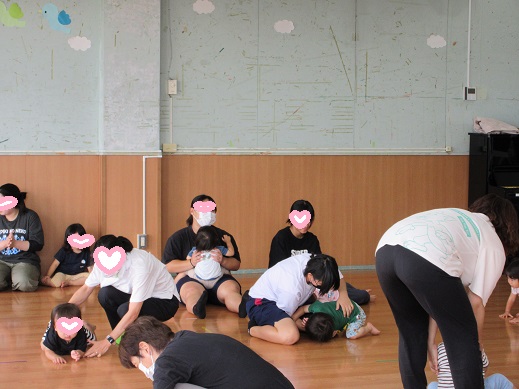 中学生と一緒にリズム遊びを楽しむ1歳児