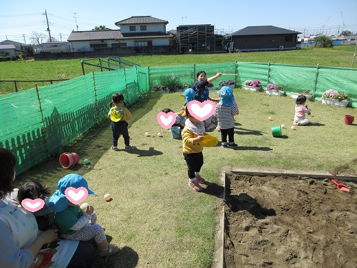 未満児庭でボールで遊ぶばら組1歳児