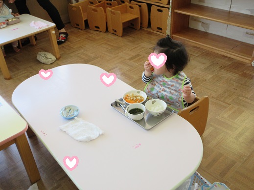 鬼を見て怖がり泣いてしまう1歳児と2歳児