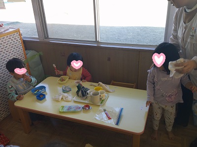 お弁当を食べるばら組