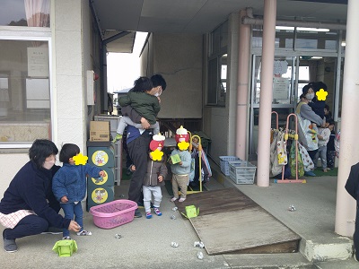 現れた鬼を見て怖がる1歳児と2歳児