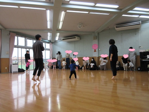 1歳児ばら組の親子がリズム遊びを楽しんでいました。