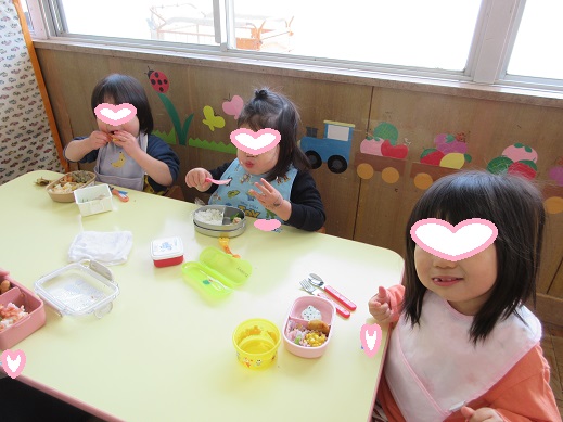 喜んでお弁当を食べるばら組