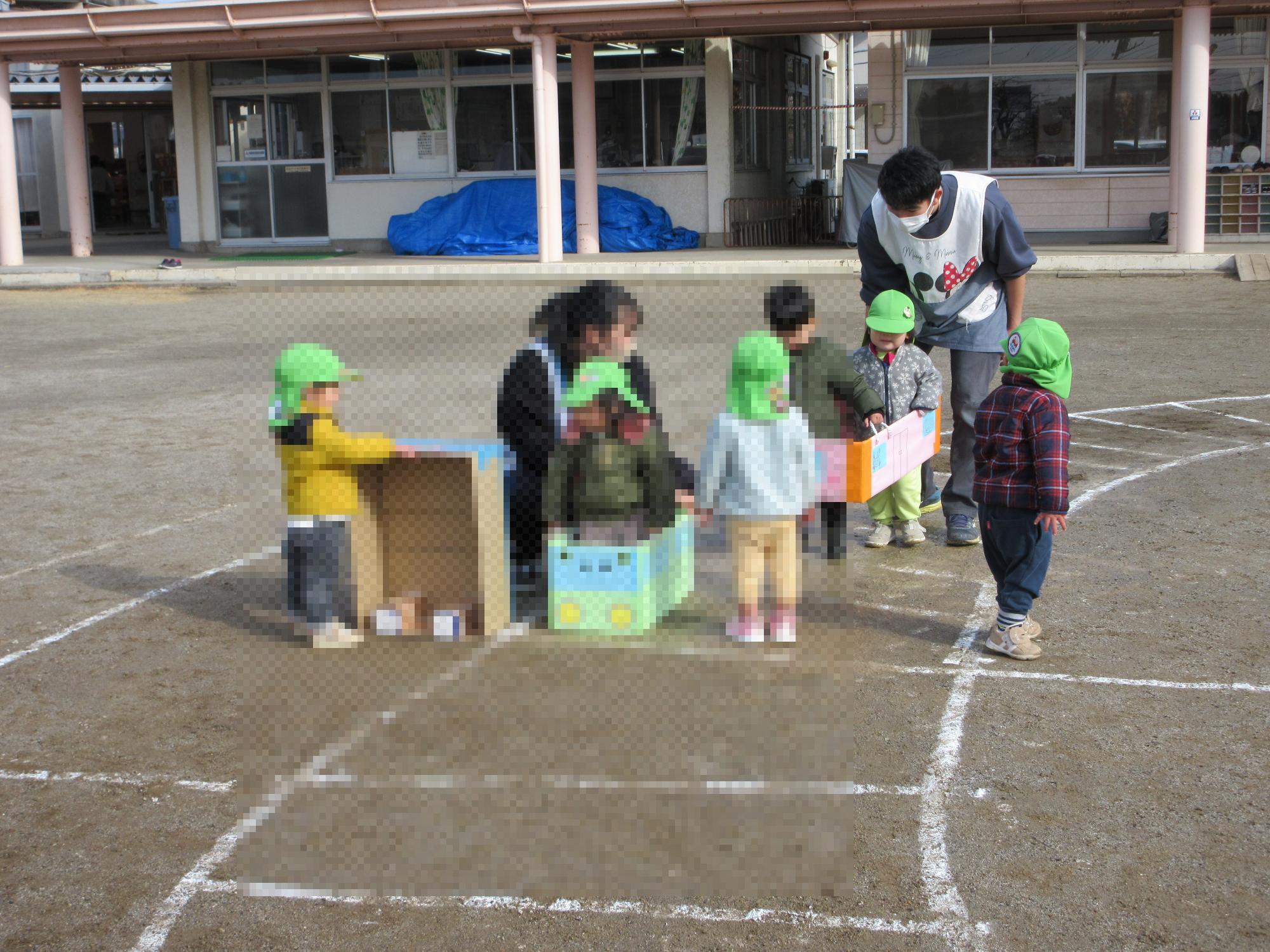 汽車ポッポごっこを楽しんでいます。