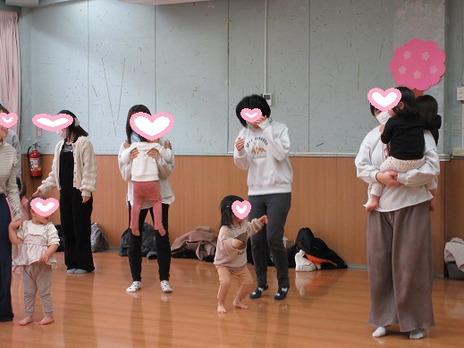 リズム遊びのうさぎを楽しんでいる様子