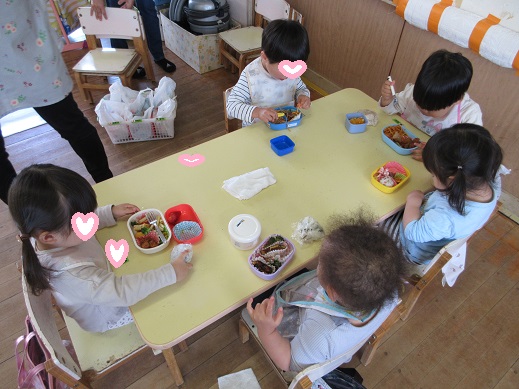 お弁当を喜んで食べる2歳児