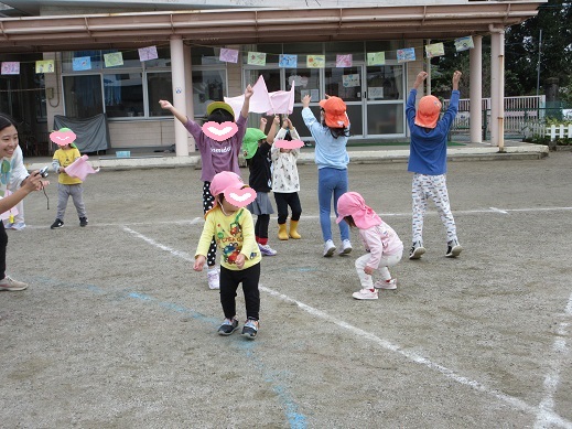5歳児と一緒にダンスを楽しむ1歳児