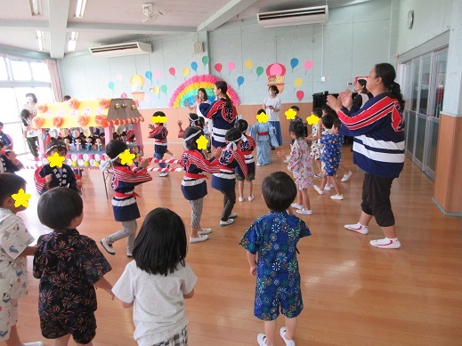 盆踊りを楽しむ様子