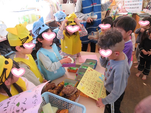 11ぴきのねこになり、メニュー表を見せ、お弁当にコロッケを詰める様子