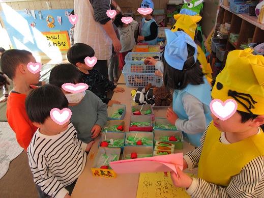 コロッケ屋さんでうれし気にメニューを選ぶ様子