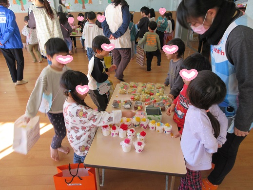 お弁当屋さんにお金を渡し売り買いを楽しむ子どもたち