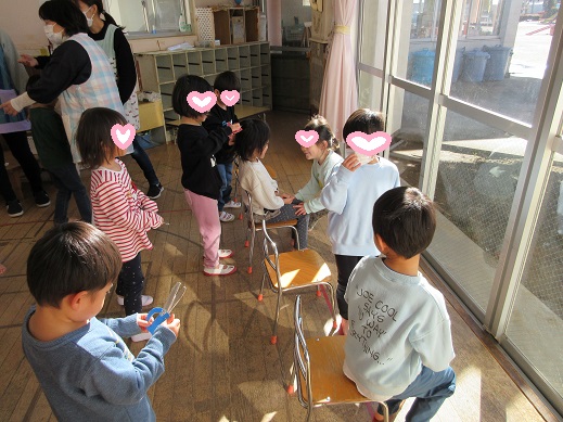 髪をカットするお客さんに丁寧に対応するゆり組