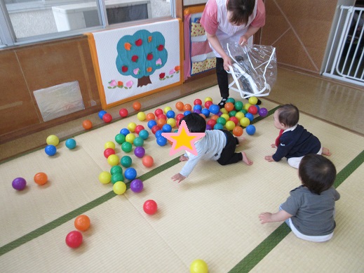 室内遊び。大好きなボールです。