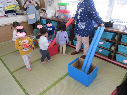 ばら組・もも組のお楽しみコーナーのボールを転がし楽しむ子どもたち