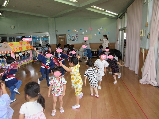 盆踊りを楽しむ様子