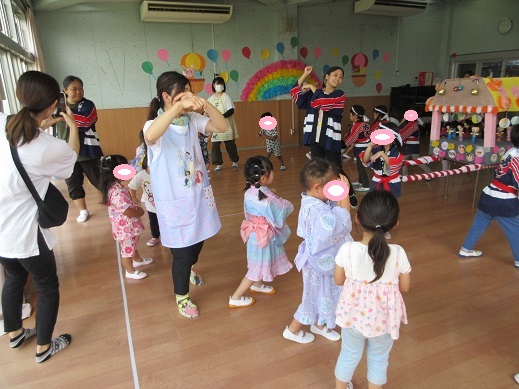 盆踊りを楽しむ様子