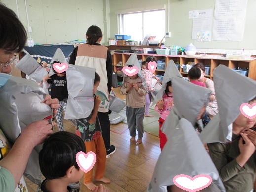 火災を想定し防災頭巾を被り避難する5歳児すみれ組