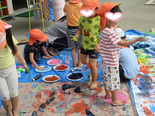 様々な絵の具を足しにつけて感触を楽しむ様子