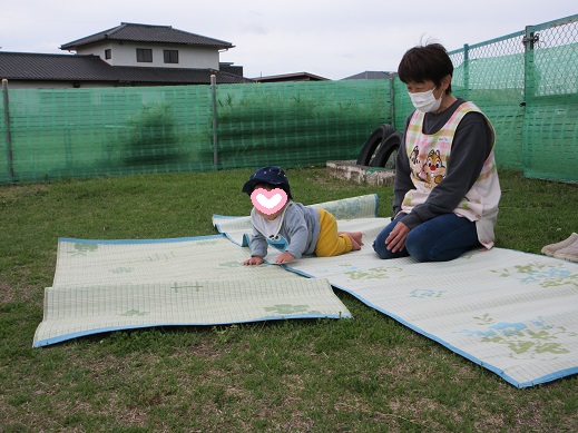 0歳児ちゅうりっぷ組がハイハイしているところ