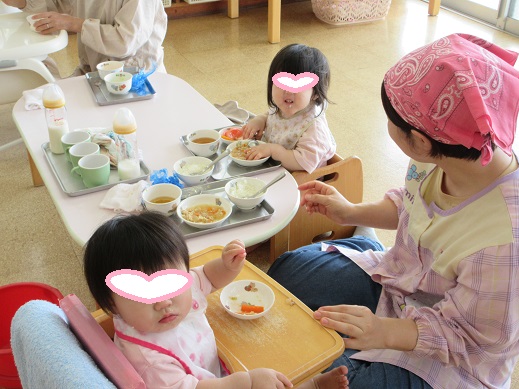 手づかみで離乳食(中期)を食べる0歳児