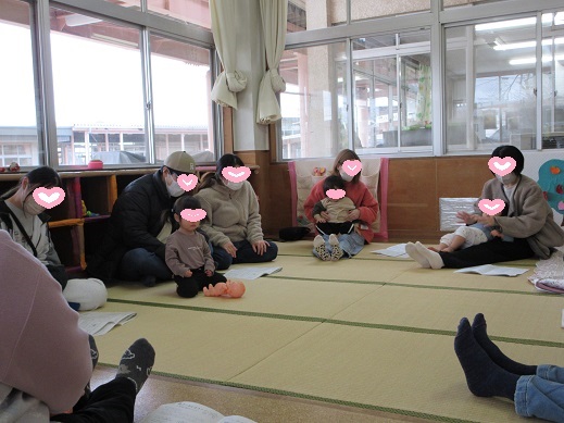 お父さんやお母さんの膝の上でふれあい遊びを楽しんでいます。