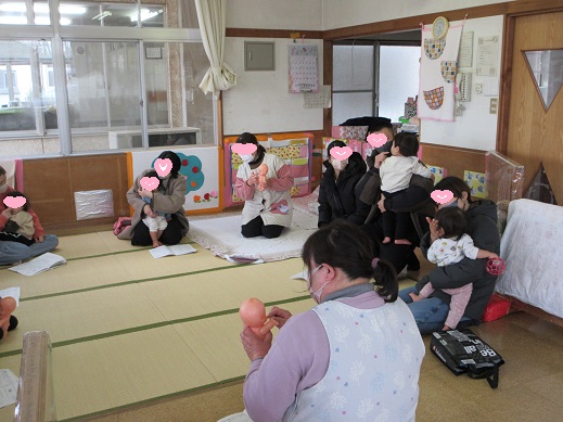 『おでこさんをまいて』と顔をなでてもらい楽しんでいます。