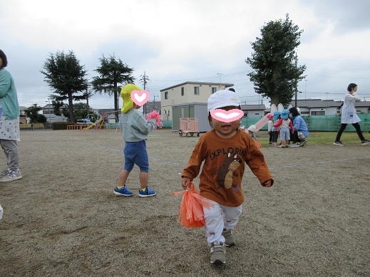一緒にポンポンを楽しむ0歳児