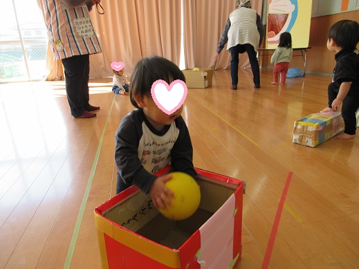 ちゅうリップ組もボーリングのボールで遊びました