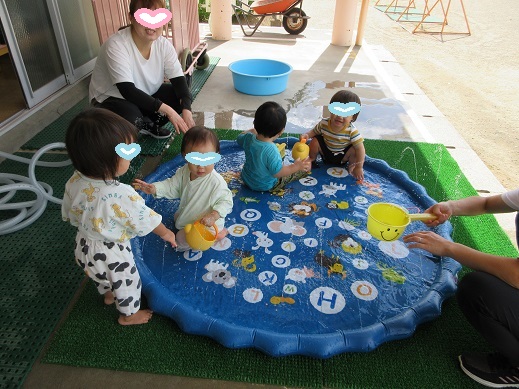 ちょろちょろと出てくる噴水で遊ぶ0歳児