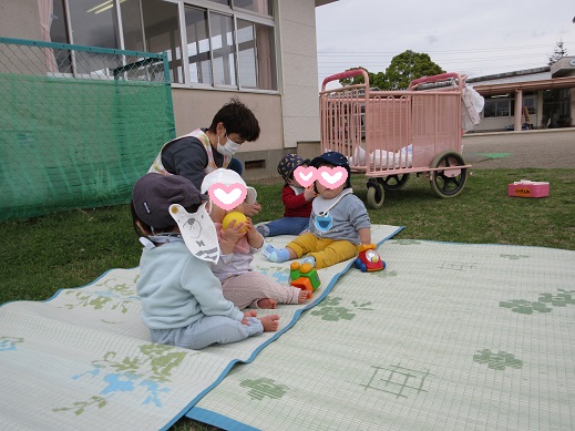 外気浴をしている0歳児ちゅうりっぷ組