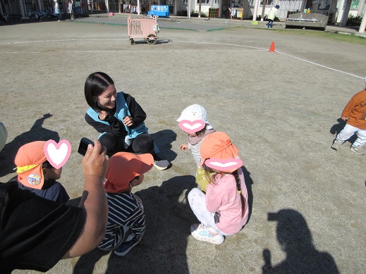5歳児の所まで歩いていく0歳児
