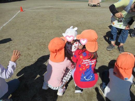 5歳児に抱きしめてもらう0歳児