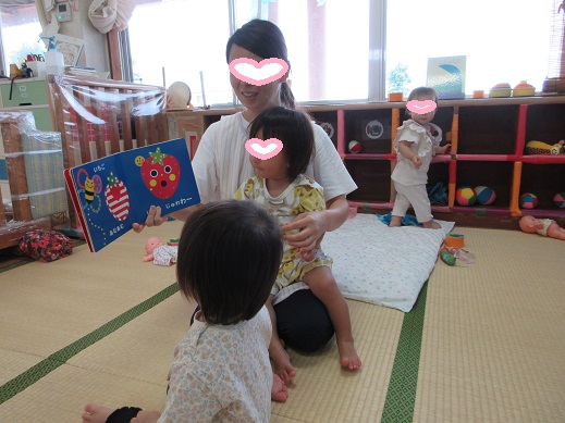 絵本の読み聞かせを見る0歳児