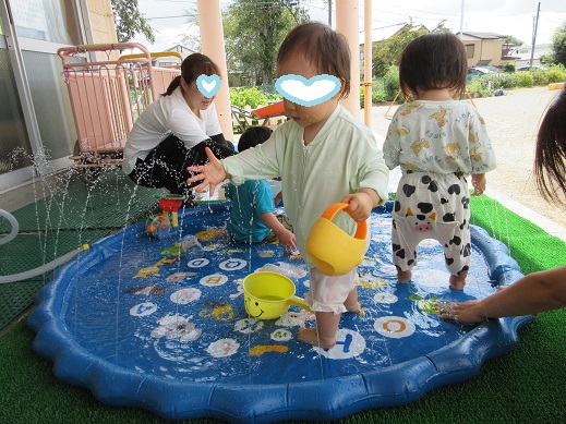 最後の水遊びを楽しむ0歳児
