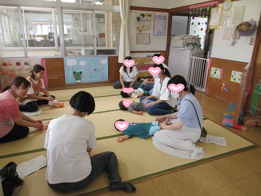 鬼に驚いて先生にしがみつく0歳児