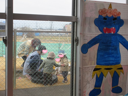 節分集会を楽しむ窓越しで、ちゅうりっぷ組の子どもたちが遊んでいる様子