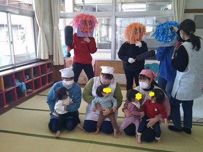 鬼を見て「へんなものがきたな」とばかりに、振り返り見る0歳児