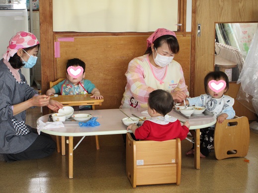 離乳食を食べる0歳児