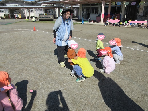 5歳児に抱きしめてもらう0歳児