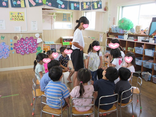 さくら組と一緒に遊ぶ中学生