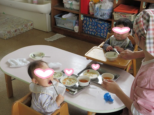 おいしそうに離乳食を食べる0歳児