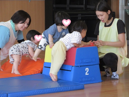 マットや跳び箱の山を乗り越える0歳児