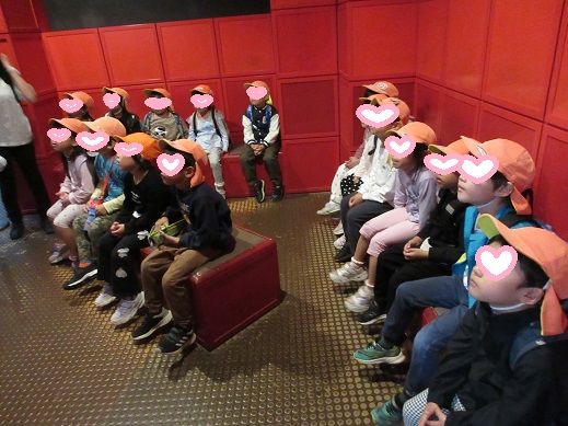 地球の始まりの映像を真剣に見る様子