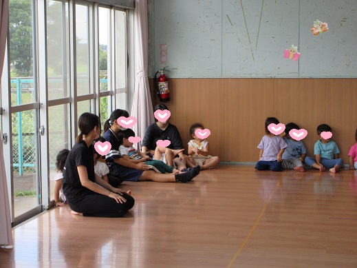 中学生に抱っこしてもらう2歳児