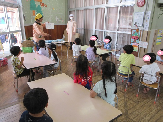 各地から出汁の材料を集めている説明を聞くこどもたち