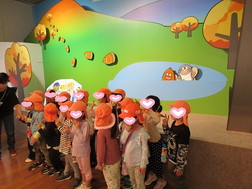 どんぐりのコーナー入口のパネルで写真撮る様子