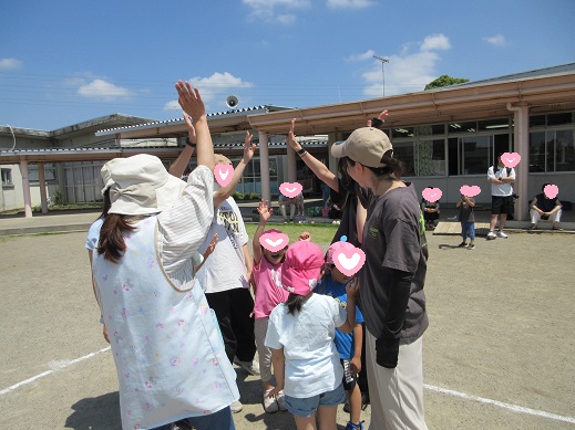 親子でスポーツ鬼ごっこのスタート『えいえいおぅ』と気合を入れている場面