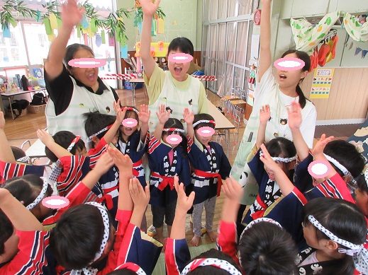 5歳児が保育参加で保護者の前で和太鼓を披露する前の円陣