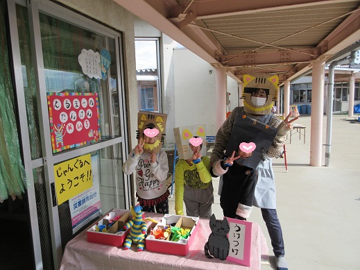 お店屋さんごっこでエルマーの冒険の探検コーナーを作ったすみれ組は、受付も猛獣